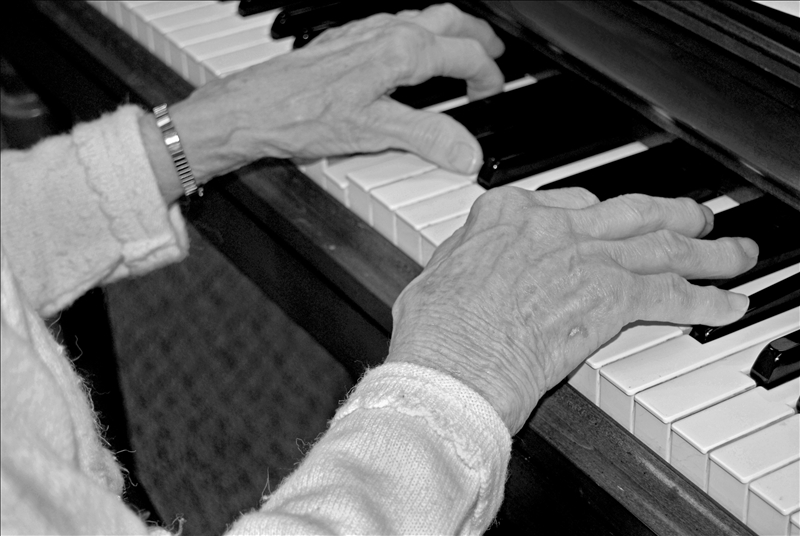 Arthritic_Hands_on_Piano_Keys.jpg